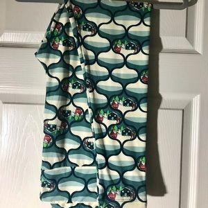 TC2 lularoe Christmas leggings.